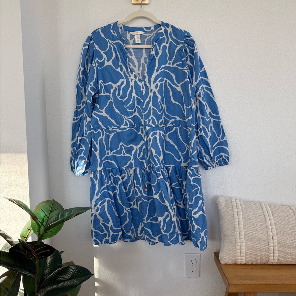 H & M Women’s Blue and White Patterned Dress size M